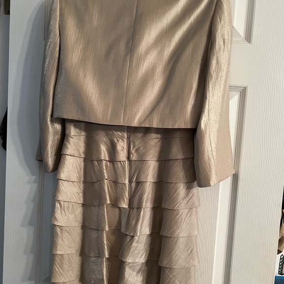 Elegant Adrianna Papell crepe layered dress & jacket. size 8. beige silver gold - Picture 3 of 15